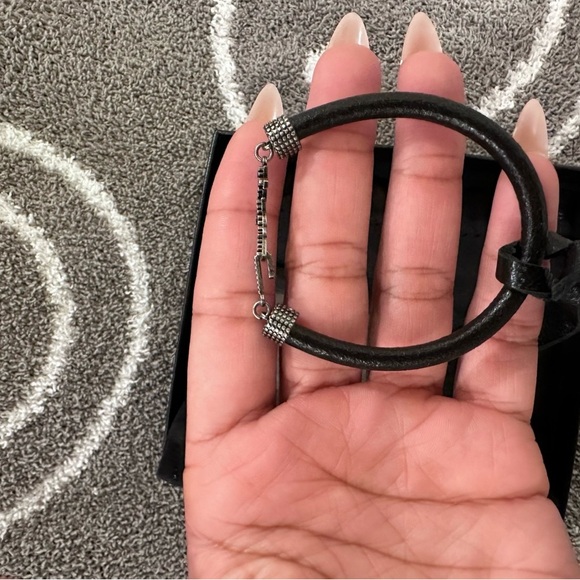 NEW SAINT LAURENT Textured-Leather and Silver-Tone Bracelet - small - Picture 4 of 7